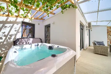 Malinska 1-Bedroom Apartment with Hot Tub for 3