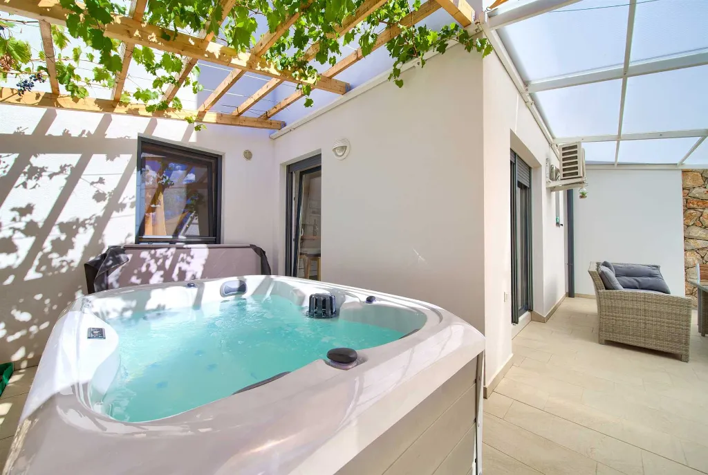 Malinska 1-Bedroom Apartment with Hot Tub for 3