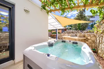 Malinska 1-Bedroom Apartment with Hot Tub for 3