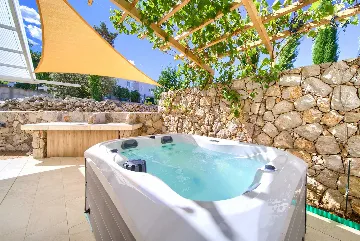 Malinska 1-Bedroom Apartment with Hot Tub for 3