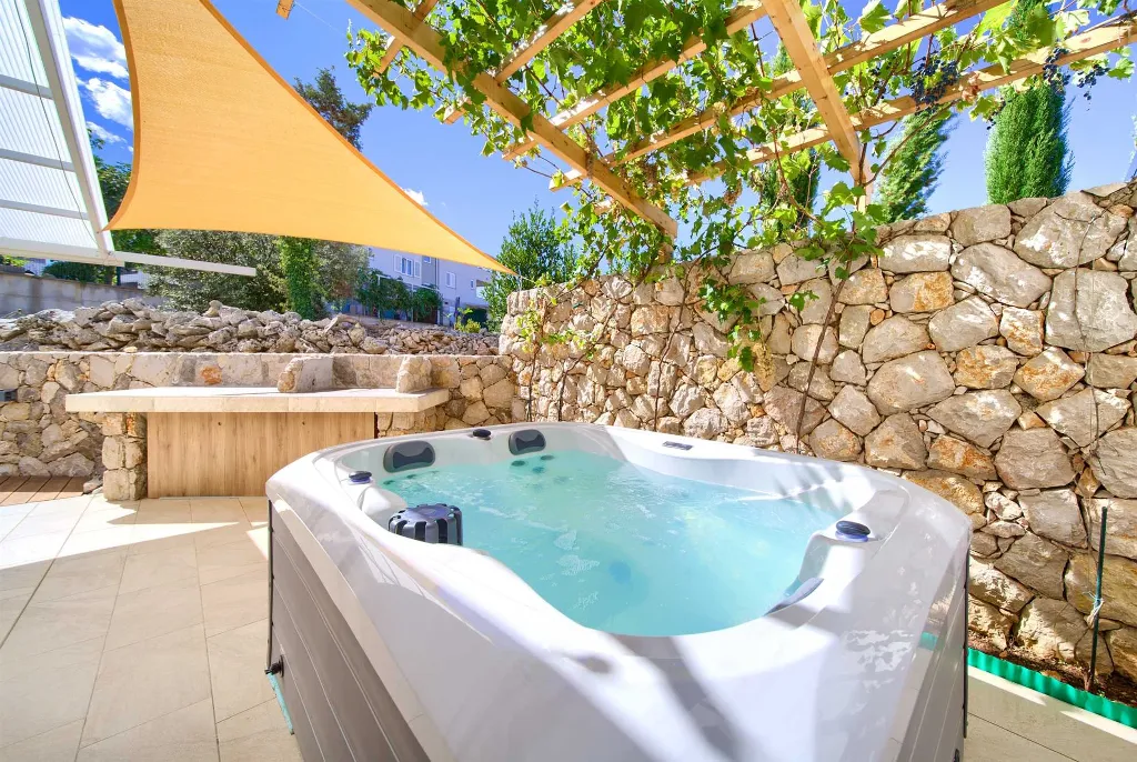 Malinska 1-Bedroom Apartment with Hot Tub for 3