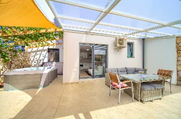 Malinska 1-Bedroom Apartment with Hot Tub for 3