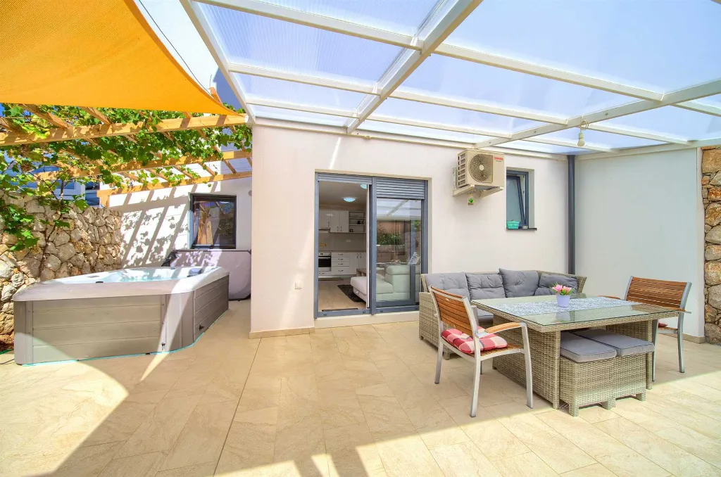 Malinska 1-Bedroom Apartment with Hot Tub for 3