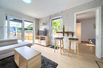 Malinska 1-Bedroom Apartment with Hot Tub for 3