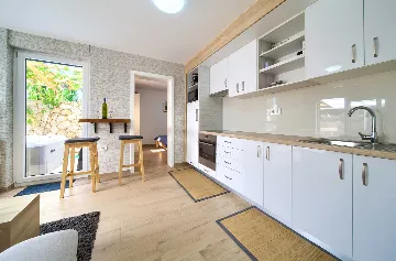 Malinska 1-Bedroom Apartment with Hot Tub for 3