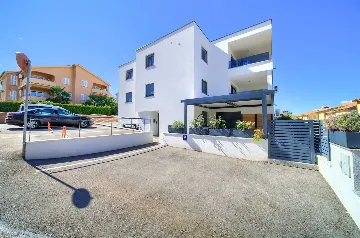 Malinska 1-Bedroom Apartment with Hot Tub for 3