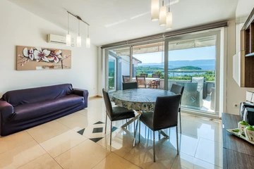 Two-Bedroom Apartment with Sea View in Njivice