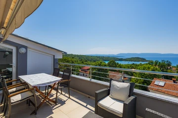 Two-Bedroom Apartment with Sea View in Njivice