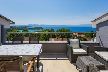 Two-Bedroom Apartment with Sea View in Njivice