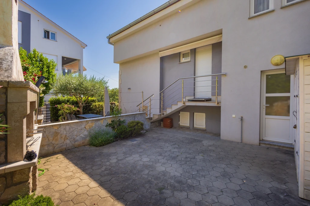 Two-Bedroom Apartment with Sea View in Njivice