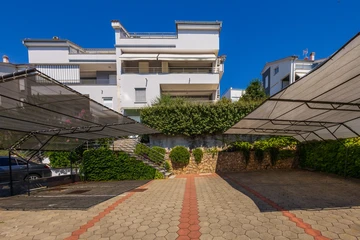 Two-Bedroom Apartment with Sea View in Njivice