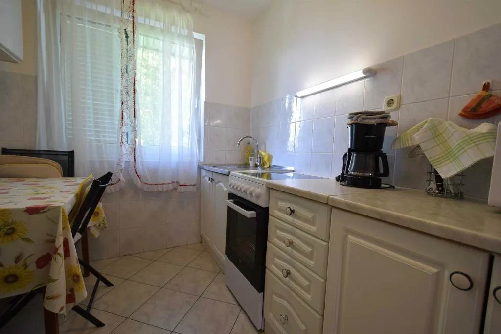 Two-Bedroom Apartment with Sea-View Terrace in Njivice