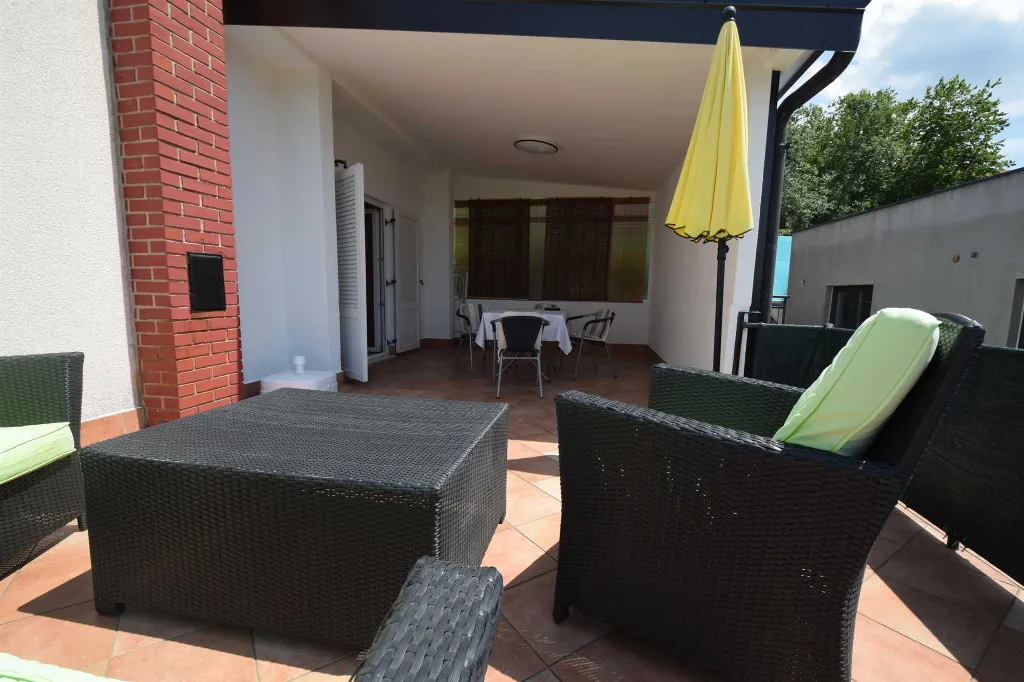 Two-Bedroom Apartment with Sea-View Terrace in Njivice