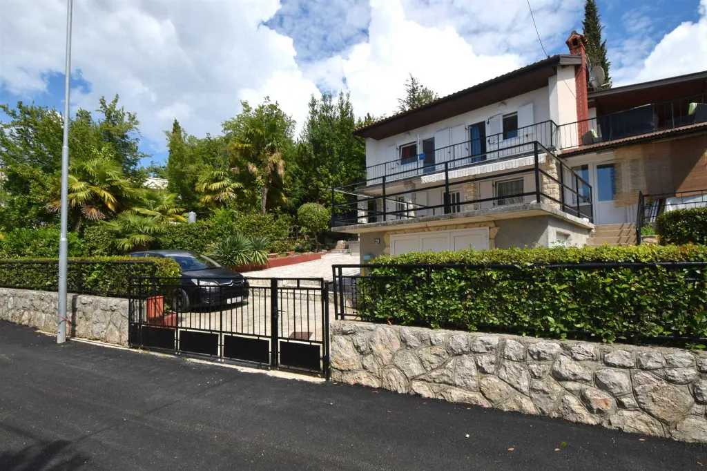 Two-Bedroom Apartment with Sea-View Terrace in Njivice