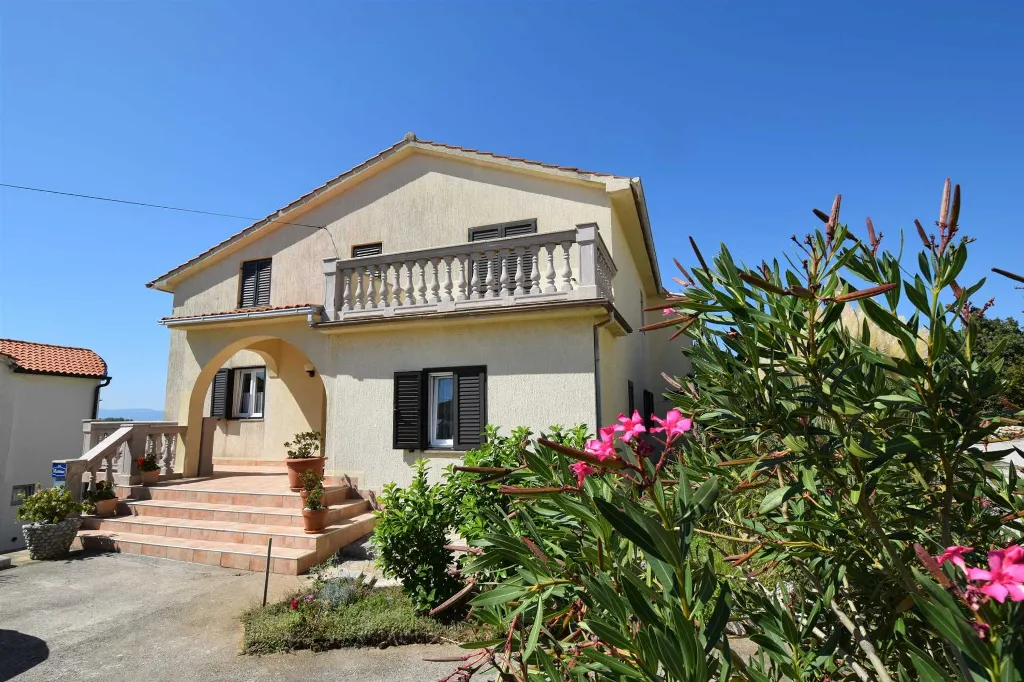 Sea-View Apartment in Omisalj for 6–8 Guests