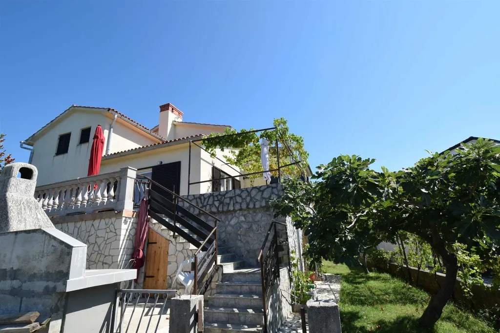 Sea-View Apartment in Omisalj for 6–8 Guests