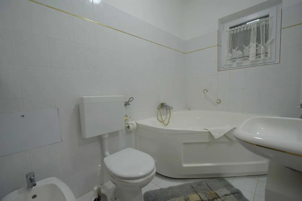 Sea-View Apartment in Omisalj for 6–8 Guests