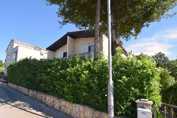 Njivice 1-Bedroom Apartment for 4 Guests