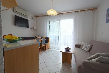 Njivice 1-Bedroom Apartment for 4 Guests