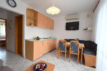 Njivice 1-Bedroom Apartment for 4 Guests