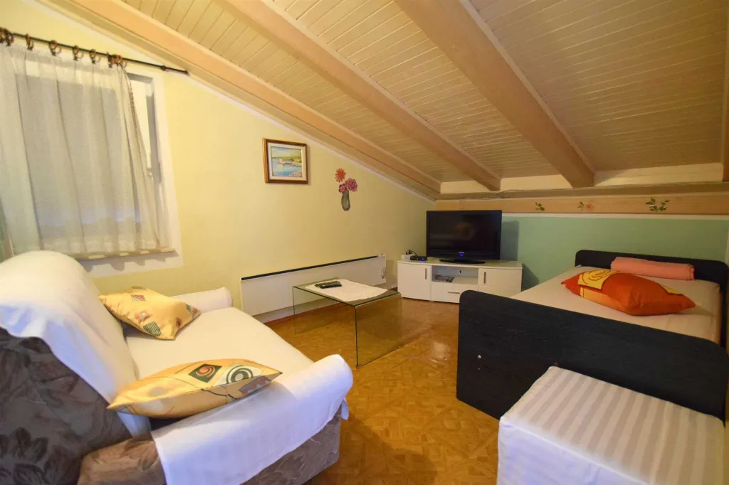 Njivice 2-Bedroom Apartment for Up to 4