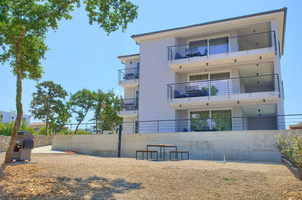 Malinska 3-Bedroom Apartment with Balcony Hot Tub