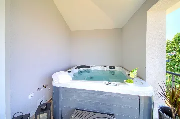 Malinska 3-Bedroom Apartment with Balcony Hot Tub