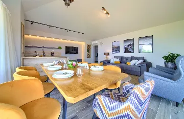 Malinska 3-Bedroom Apartment with Sea-View Hot Tub