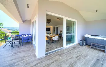 Malinska 3-Bedroom Apartment with Sea-View Hot Tub