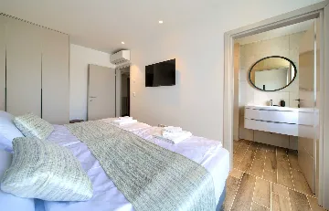 Malinska 3-Bedroom Apartment with Sea-View Hot Tub