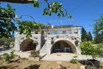 Ground-Floor Studio Apartment for 3 in Skrbčići
