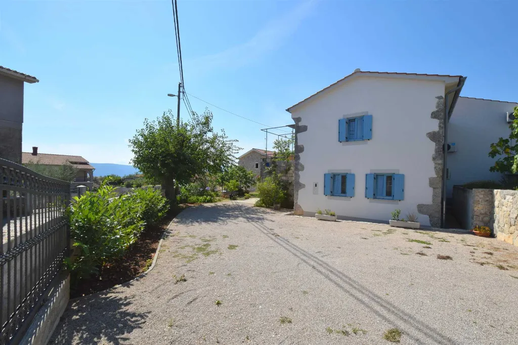 Ground-Floor Studio Apartment for 3 in Skrbčići