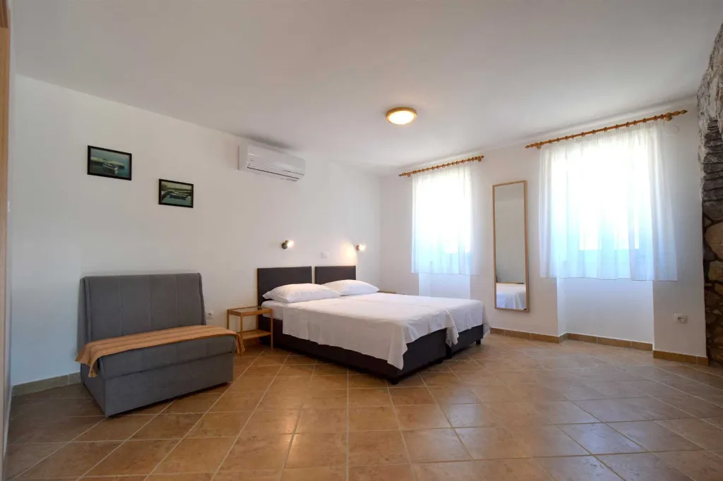 Ground-Floor Studio Apartment for 3 in Skrbčići