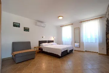 Ground-Floor Studio Apartment for 3 in Skrbčići