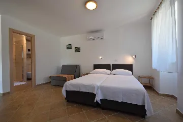 Ground-Floor Studio Apartment for 3 in Skrbčići