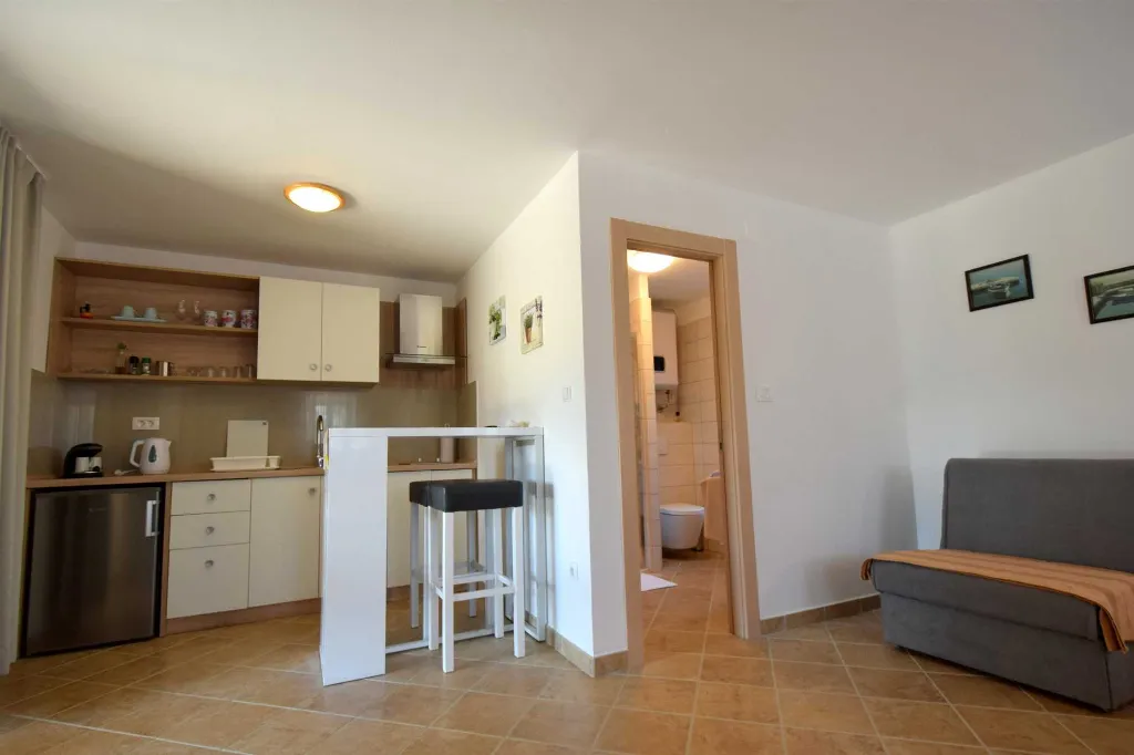 Ground-Floor Studio Apartment for 3 in Skrbčići