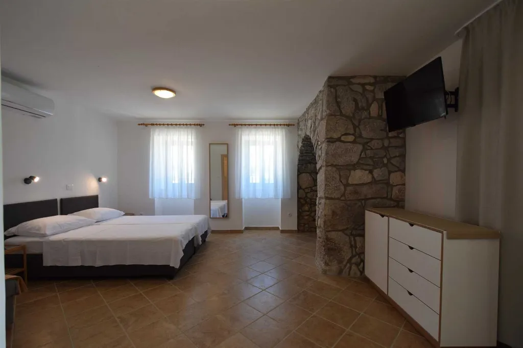 Ground-Floor Studio Apartment for 3 in Skrbčići
