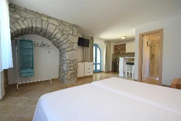 Ground-Floor Studio Apartment for 3 in Skrbčići