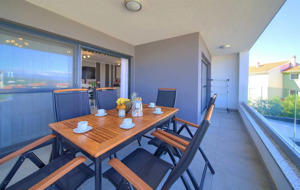Malinska 2-Bedroom Apartment with Sea View