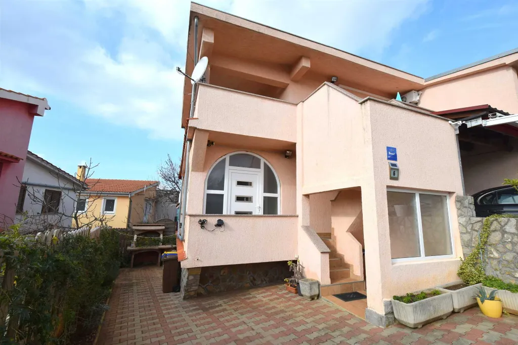 2-Bedroom Apartment with Terrace in Pinezići