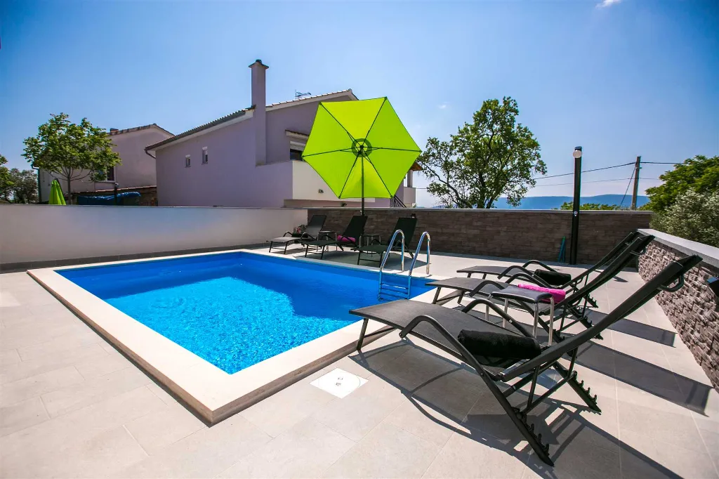 3-Bedroom Holiday House with Pool in Skrbčići