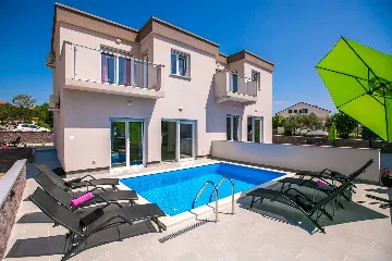 3-Bedroom Holiday House with Pool in Skrbčići