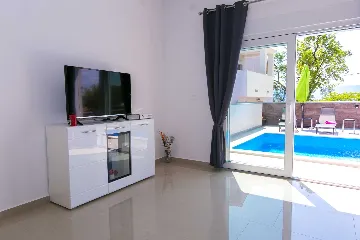 3-Bedroom Holiday House with Pool in Skrbčići