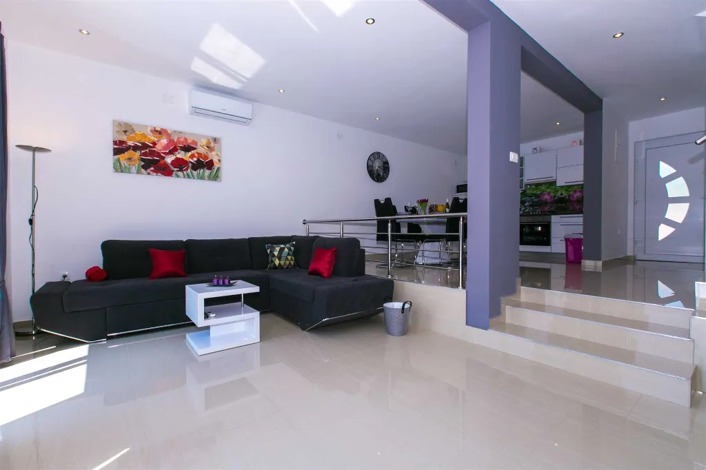 3-Bedroom Holiday House with Pool in Skrbčići