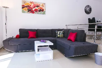 3-Bedroom Holiday House with Pool in Skrbčići