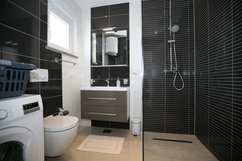 3-Bedroom Holiday House with Pool in Skrbčići