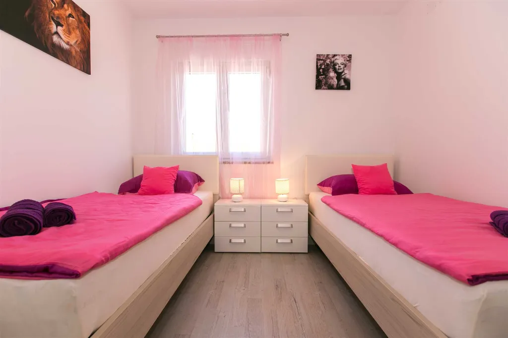 3-Bedroom Holiday House with Pool in Skrbčići