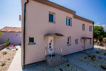 3-Bedroom Holiday House with Pool in Skrbčići