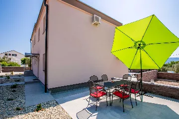 3-Bedroom Holiday House with Pool in Skrbčići