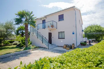 Balcony 1-Bedroom Apartment in Malinska for 4